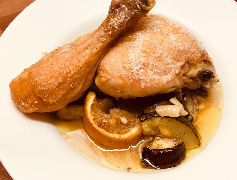 Hühnerkeulen mit geschmorten Zucchini-Aubergine-Gemüse